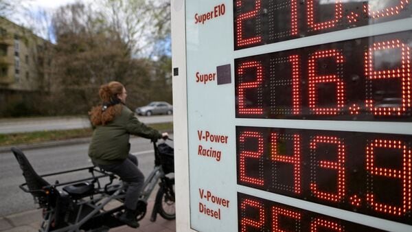 FILE PHOTO: A display board shows the current prices of petrol/gasoline and diesel at a gas station of the company Shell, amid the U.S.-Israeli conflict with Iran, in Hamburg, Germany March 25, 2026