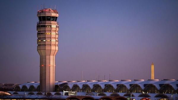 The FAA Air Traffic Control tower at Ronald Reagan Washington National Airport (DCA)  (Image: Bloomberg