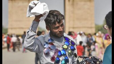 Heat action plans can be tools of empowerment for vulnerable groups that stand to lose their livelihood during a heat wave. (HT Archive)