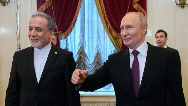 Russian President Vladimir Putin and Iranian Foreign Minister Abbas Araqchi attend a meeting at the Boris Yeltsin Presidential Library in Saint Petersburg, Russia April 27, 2026. Dmitri Lovetsky/Pool via REUTERS