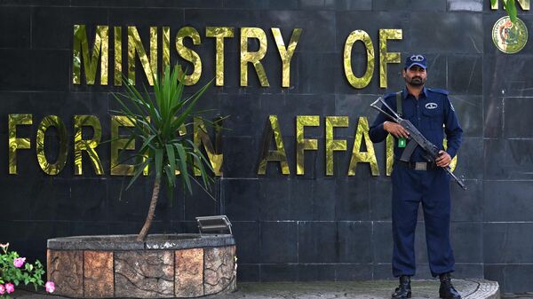 A security personnel stands guard outside the Foreign Ministry office in Islamabad on April 9, 2026. Pakistan has been preparing for high-stakes talks involving US and Iranian representatives over the war in the Middle East, with the White House saying Vice President JD Vance will be leading a team to the negotiations in Islamabad this weekend. (Photo by Aamir QURESHI / AFP)