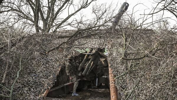 A Ukrainian serviceman of the 260th Zaporizhzhia Separate Territorial Defence Brigade of the Ukrainian Armed Forces fires a D‑20 howitzer towards Russian troops at a frontline position, amid Russia’s attack on Ukraine, in the Zaporizhzhia region, Ukraine, April 9, 2026.