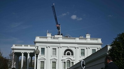 A crane working on US President Donald Trump's planned ballroom is seen at the White House in Washington, DC, on March 31, 2026. (Photo by Brendan SMIALOWSKI / AFP) (AFP)