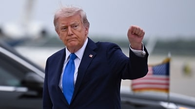 President Donald Trump was spotted wearing a thick layer of mismatched concealer on his right hand sparking speculations regarding health. (Photo by ROBERTO SCHMIDT / GETTY IMAGES NORTH AMERICA / Getty Images via AFP) (Getty Images via AFP)