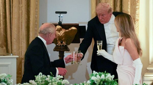 Britain's King Charles, U.S. President Donald Trump and first lady Melania Trump raise their drinks during a state dinner for the King and Queen Camilla at the White House in Washington, D.C., U.S., April 28, 2026. REUTERS/Suzanne Plunkett