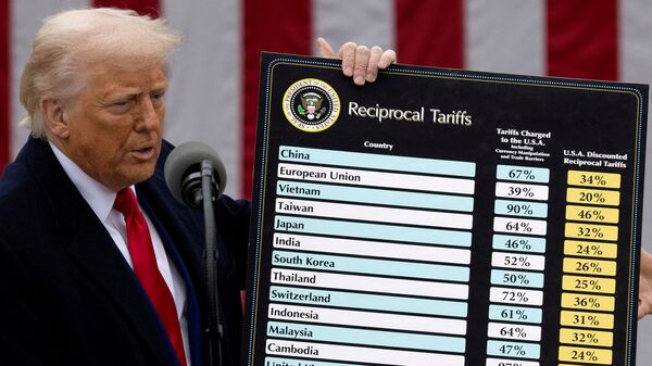 FILE PHOTO: U.S. President Donald Trump delivers remarks on tariffs in the Rose Garden at the White House in Washington, D.C., U.S., April 2, 2025. REUTERS/Carlos Barria/File Photo