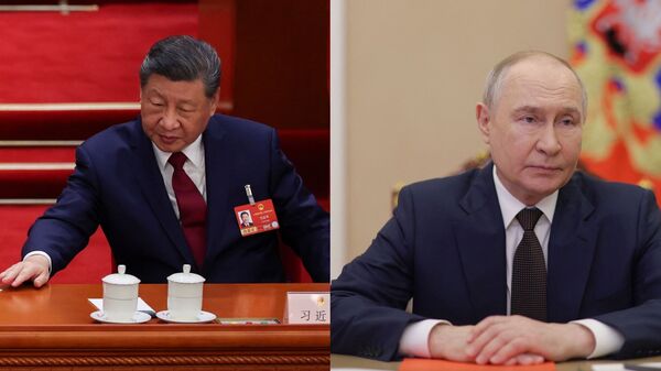 File image of Chinese President Xi Jinping (L) and Russian President Vladimir Putin (R)