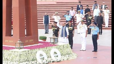 All three salutes are performed with the right hand raised to the forehead. In the army case, the palm faces outwards. In the navy, it faces down. In the air force, it’s angled upwards. (HT Archive)