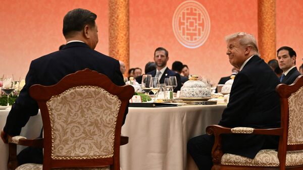 US President Donald Trump talks with China's President Xi Jinping (L) as US Secretary of State Marco Rubio (2nd-R) and China's Premier Li Qiang (R) look on during a state banquet at the Great Hall of the People in Beijing on May 14, 2026. (Photo by Brendan SMIALOWSKI / AFP)