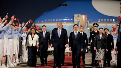U.S. President Donald Trump walks with Chinese Vice President Han Zheng during an arrival ceremony at Beijing Capital International Airport, in Beijing, China, May 13, 2026. REUTERS/Evan Vucci     TPX IMAGES OF THE DAY (REUTERS)