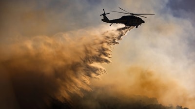Sandy fire cause: A brush fire near Simi Valley has burned 1,385 acres with 5% containment. Over 10,000 homes evacuated, and schools closed as officials investigate the cause.