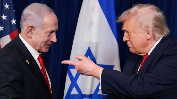U.S. President Donald Trump points his finger towards Israeli Prime Minister Benjamin Netanyahu as they shake hands during a press conference after meeting at Trump’s Mar-a-Lago club in Palm Beach, Florida, U.S., December 29, 2025. REUTERS/Jonathan Ernst