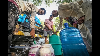 New Delhi, India - May 28, 2026: Residents seen collecting water from a tanker amid the ongoing water crisis in Geeta Colony in New Delhi, India, on Thursday, May 28, 2026. Several areas in the city continue to face water shortages as people rely on water tankers for their daily needs. (Photo by Sanchit Khanna/ Hindustan Times) (Sanchit Khanna/HT Photo)