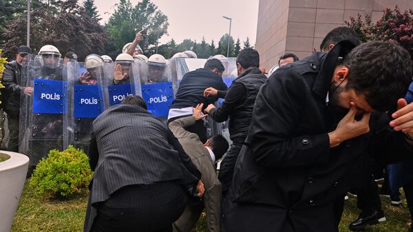 Police officers storm Turkey's main opposition Republican People's Party (CHP) headquarters to evict supporters gathered inside for party leader Ozgur Ozel, in Ankara, Sunday, May 24, 2026. (AP Photo/Ali Unal)