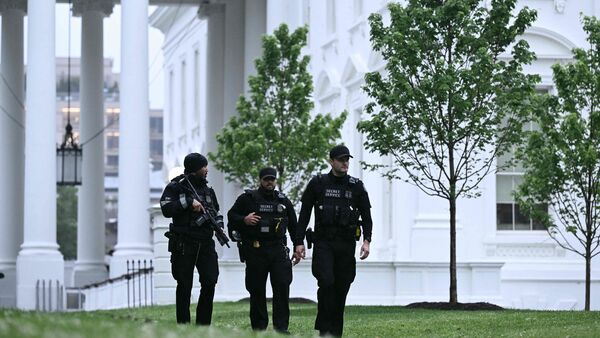 Secret Service agents are seen after a lockdown was lifted at the White House in Washington, DC, on May 23, 2026. (Photo by Brendan SMIALOWSKI / AFP)