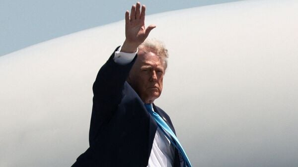 U.S. President Donald Trump waves as he boards Air Force One as he departs the Groton-New London Airport en route to Joint Base Andrews, in Groton, Connecticut, U.S., May 20, 2026. REUTERS/Evelyn Hockstein