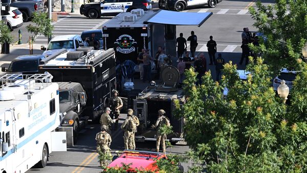 Law enforcement respond after a man barricaded himself inside a building with hostages Tuesday, June 2, 2026, in Bakersfield, Calif. (AP Photo/David Dennis)