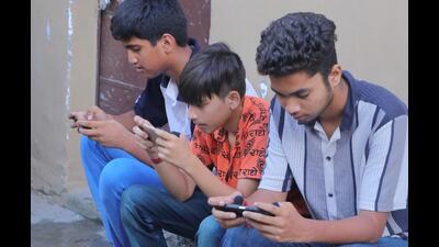 Children inhabit an ecosystem in which smartphones, peer networks, social media and OTT, AI and family environments interact. (Shutterstock)
