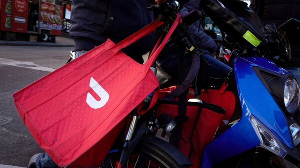 FILE PHOTO: A Doordash delivery bag is seen in Brooklyn, New York City, U.S., May 9, 2022. REUTERS/Andrew Kelly/File Photo