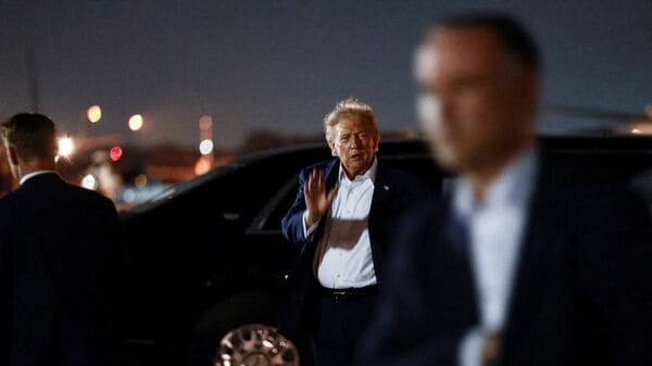 U.S. President Donald Trump arrives following the G7 Summit, at Joint Base Andrews, Maryland, U.S.,  June 18, 2026. REUTERS/Evelyn Hockstein