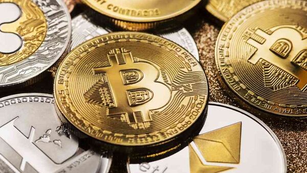 The overall crypto market is affected by inflation fears and slow ETF inflows, shifting capital toward AI and tech stocks.