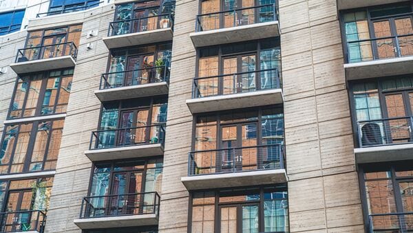 Man books flat for  ₹16.5 lakh on 34th floor in a 32-storey building; social media reacts