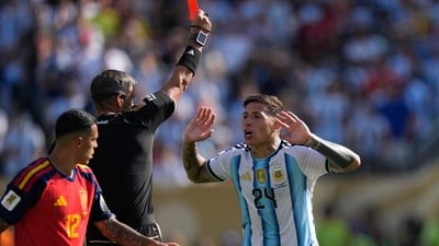 Referee Slavko Vincic, of Slovenia, shows a red card to Argentina's Enzo Fernandez (24) during the World Cup final soccer match between Spain and Argentina in East Rutherford, N.J., near New York, Sunday, July 19, 2026. (AP Photo/Frank Franklin II) (AP Photo/Frank Franklin II) Referee Slavko Vincic, of Slovenia, shows a red card to Argentina's Enzo Fernandez (24) during the World Cup final soccer match between Spain and Argentina in East Rutherford, N.J., near New York, Sunday, July 19, 2026. (AP Photo/Frank Franklin II) (AP Photo/Frank Franklin II)