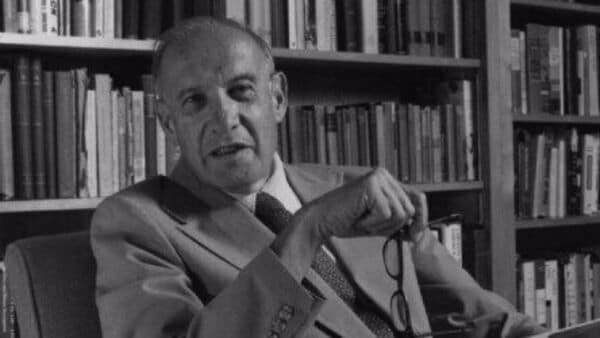 Peter Drucker's quote distinguishes efficiency from effectiveness, emphasizing that doing tasks correctly is different from choosing the right tasks.
