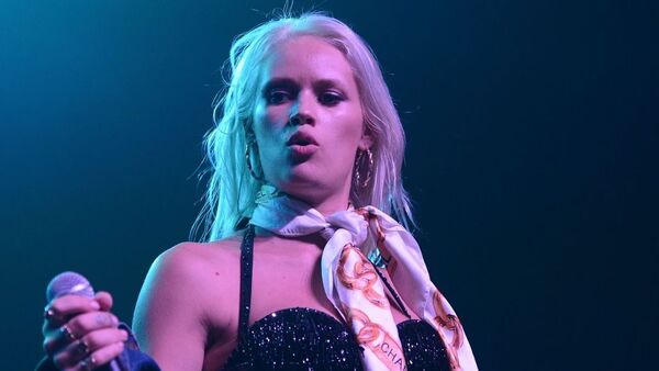 Singer Lauren Bennett has passed away at the age of 37.