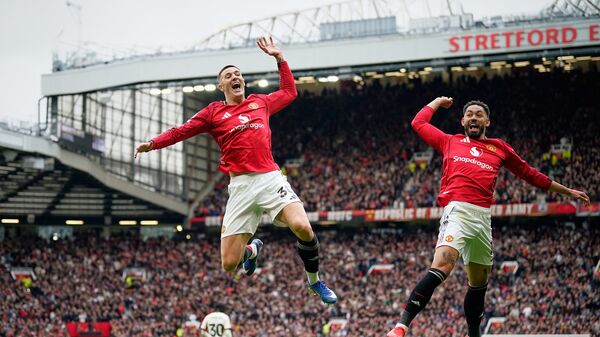Manchester United's Benjamin Sesko (L) celebrates with Matheus Cunha after scoring against Liverpool in English Premier League.
