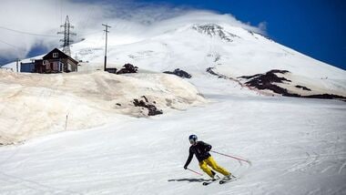 In this file photograph taken on June 6, 2022, a skier descends the slopes of Mount Elbrus near Terskol, Russia's Kabardino-Balkarian Republic. (Photo by Alexander NEMENOV / AFP)