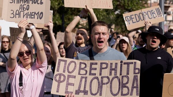 People protest against Ukrainian President Volodymyr Zelenskiy's decision to replace Mykhailo Fedorov as defence minister, amid Russia’s attack on Ukraine, in Kyiv, Ukraine, July 16, 2026. The placard reads 'Bring back Fedorov'. REUTERS/Thomas Peter