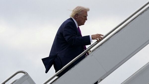 FILE PHOTO: U.S. President Donald Trump boards Air Force One at Palm Beach International Airport in West Palm Beach, Florida, U.S., March 29, 2026. REUTERS/Elizabeth Frantz/File Photo