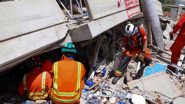 Rescuers work at the site of a collapsed building, in the aftermath of earthquakes, in La Guaira, Venezuela, July 1, 2026. REUTERS/Ricardo Arduengo
