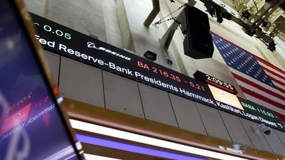 The Federal Reserve maintained interest rates at 3.5%-3.75% despite a 9-3 vote reflecting concerns over inflation. (Bloomberg)
