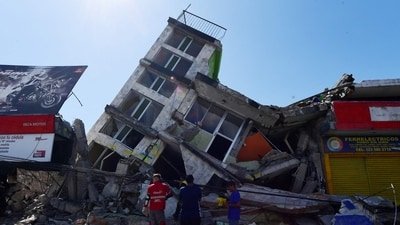 People look for survivors amid the rubble of a collapsed building after an earthquake in Pereira, Colombia. (AFP)