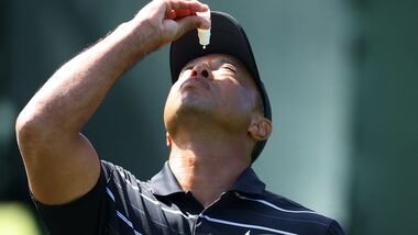 A man uses eye drops. (file photo) (AFP)