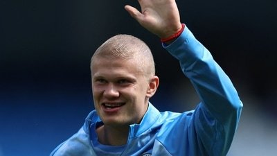 Manchester City's Norwegian striker #09 Erling Haaland, sporting a new hair cut, warms up ahead of the English Premier League football match between Manchester City and AFC Bournemouth  at the Etihad Stadium in Manchester, north west England. (AFP)