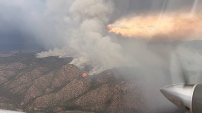 With the Frijoles Fire expanding rapidly to 4,158 acres, Cundiyo residents face mandatory evacuations. Firefighters are striving to contain the blaze, while residents gather emergency bags. (X@SantafeNF)
