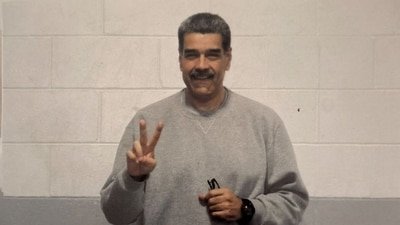 In the two photographs, Nicolas Maduro is wearing a grey tracksuit and making peace signs with his hands. (X/ Nicolas Maduro)