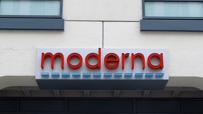 Moderna stock falls 12% after a 177% surge as investors weigh the intismeran cancer vaccine win, future demand, pricing and other cancer trials. (AP Photo/Bill Sikes, File)prnto (AP Photo/Bill Sikes)