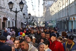 People queue outside a polling a station located in the embassy of Moldova, as the country holds a presidential election and a referendum on joining the European Union, in central Moscow, Russia October 20, 2024. (Photo: Reuters)
