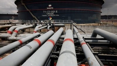 Oil prices hit a three-week high as Strait of Hormuz shipping fears and supply disruptions raise risks, while traders watch Iran tensions and US oil stocks. (REUTERS/Sodiq Adelakun/File Photo) (REUTERS)