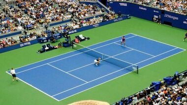 People watch the mixed doubles tennis match between USA's Serena Williams and Spain's Carlos Alcaraz (R) against against New Zealand's Erin Routliffe and Britain's Lloyd Glasspool at the 2026 US Open tennis tournament at the USTA Billie Jean King National Tennis Center in New York, on August 25, 2026. (Photo by CHARLY TRIBALLEAU / AFP)