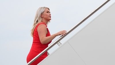 Karoline Leavitt’s resignation has drawn fresh attention after Iran linked her exit to claims surrounding Trump’s reported “decoy plane” operation. (AP Photo/Julia Demaree Nikhinson)