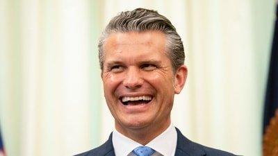 US Defense Secretary Pete Hegseth's viral video of wiping his nose and joking about South Carolina's heat has revived debate over his past handwashing remarks. (Allison Robbert/The Washington Post/Bloomberg)