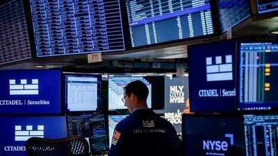 US stocks fell as oil prices and Treasury yields rose. Dow, S&P 500 and Nasdaq dropped. (Bloomberg)