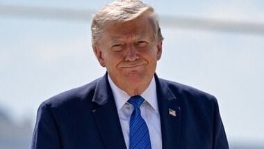 U.S. President Donald Trump gives thumbs-up as he walks from Marine One to board Air Force One, following a cabinet meeting at Camp David, at Hagerstown Regional Airport in Hagerstown, Maryland, U.S., July 31, 2026. REUTERS/Daniel Heuer